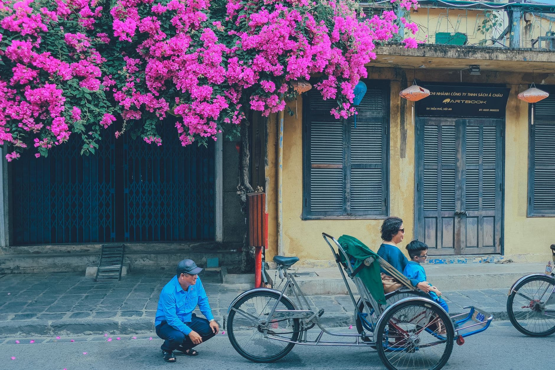The Locals - Khám phá